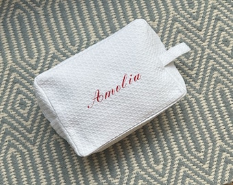 Neceser de maquillaje con monograma de gofre, neceser de cosméticos personalizado, neceser de viaje para despedida de soltera, idea de regalo femenina, bolso de fin de semana, regreso a clases.