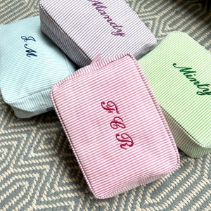Pastell Gestreifte Monogramm Make-up-Tasche, personalisierte Kulturtasche, bestickter Kosmetikbeutel, Brautgeschenk, Muttertag Kokette