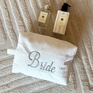 Trousse de maquillage MARIÉE, Cadeaux personnalisés de demoiselle d'honneur, Cadeau de mariage, Trousse de toilette de voyage, Trousse à cosmétiques, Cadeau d'anniversaire pour elle, Cadeau pour la fête des Mères