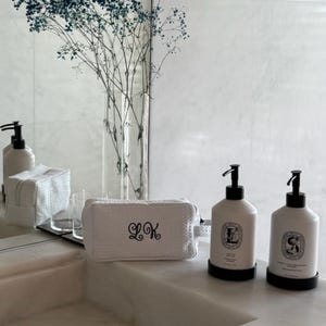 Neceser acolchado con monograma y fuente rizada, regalo para despedida de soltera, estuche de maquillaje bordado, ideas de regalo para ella, neceser para boda, neceser