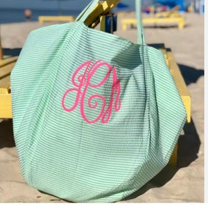 Personalisierte Seersucker Faltbare Strandtasche, Stiped Sommer Reisetasche, Gesticktes Monogramm Tote, Sommer Hochzeitsgeschenk, Muttertag