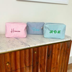 NOVA bolsa de maquiagem listrada pastel com monograma, bolsa de higiene pessoal personalizada, estojo de cosméticos bordado, presente de chá de panela, coquete do dia das mães