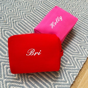 Monogramm gesteppte rosa und rote Kosmetiktasche, Brautpartygeschenk, bestickter Make-up-Etui, Geschenkideen für sie, Hochzeitbeutel, Kulturtasche