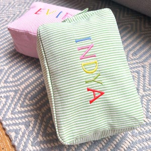 Trousse de maquillage à monogramme arc-en-ciel à rayures bonbon, pochette à cosmétiques avec nom personnalisé, pochette de voyage pour la douche nuptiale, idée cadeau girly, sac à main de week-end