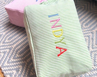 Neceser de maquillaje con monograma de rayas arcoíris, neceser cosmético personalizado con nombre, neceser de viaje para despedida de soltera, idea de regalo femenina, bolso de fin de semana