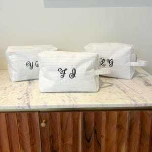Trousse à maquillage matelassée, polices bouclées monogramme, cadeau de douche nuptiale, trousse à maquillage brodée, idées cadeaux pour elle, pochette de mariage, trousse de toilette
