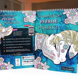 以下が含まれることがあります： 「Traumhaftes Pferde Malbuch」というタイトルの青と白の塗り絵。これは「夢のような馬の塗り絵」という意味です。表紙には、複雑な模様が施された馬のイラストが2つ描かれています。この本は、スパイラル製本で、追加の塗り絵ページのためのボーナスダウンロードコードが付いています。
