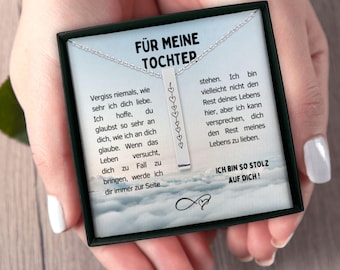 Könnte beinhalten: Eine silberne Halskette mit einem Anhänger, auf dem "Für meine Tochter" steht und eine Reihe von Herzen. Die Halskette befindet sich in einer schwarzen Schachtel mit weißem Hintergrund und Text, der lautet: "Vergiss niemals, wie sehr ich dich liebe. Ich hoffe, du glaubst so sehr an dich, wie ich an dich glaube. Wenn das Leben versucht, dich zu Fall zu bringen, werde ich dir immer zur Seite stehen. Ich bin vielleicht nicht den Rest deines Lebens hier, aber ich kann versprechen, dich den Rest meines Lebens zu lieben. Ich bin so stolz auf dich!"