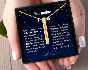 Könnte beinhalten: Eine goldene Halskette mit einem Bar-Anhänger, auf dem ein Zitat über Liebe und Unterstützung steht. Das Zitat lautet "Ganz egal, wie nah oder fern wir voneinander entfernt sind, du bist niemals allein. Glaube immer an dich und denk daran, dass du nur scheiterst, wenn du deine Träume aufgibst. Vergiss niemals, dass egal was du durchmachst, egal was passiert, ich immer in deinem Herzen bin. Ich liebe dich!" Die Halskette befindet sich in einer schwarzen Schachtel mit einem Sternenhimmel-Design.