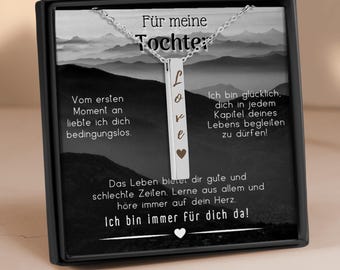 Könnte beinhalten: Eine schwarze Box mit einer silbernen Halskette darin. Die Halskette hat einen silbernen Bar-Anhänger mit dem Wort "Love" eingraviert. Die Box hat einen weißen Hintergrund mit braunem Text, der "Für meine Tochter" lautet, und eine Botschaft über Liebe und Unterstützung.