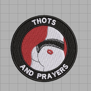 Peut inclure: Un patch brodé noir et blanc avec un fond rouge. Le patch représente le derrière d'une femme avec un string en dentelle noire et le texte "THOTS AND PRAYERS" autour du bord.