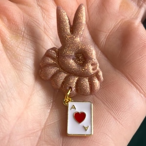 Pins en argile polymère : Alice au pays des merveilles. doré et carte cœur.