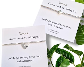 Pulsera con dije personalizada bañada en plata para compañeros de equipo: Regalo de amistad, la diversión y las risas nos hicieron amigos.