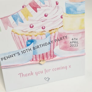 Pode incluir: Um convite de festa de aniversário rosa e azul com um cupcake de aquarela e o texto "PENNY'S 10TH BIRTHDAY PARTY 4TH APRIL 2023". O convite também inclui o texto "Thank you for coming x" e um pequeno coração.
