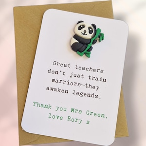 Op de afbeelding: Een witte kaart met een panda-berenfiguur en de tekst: "Geweldige leraren trainen niet alleen krijgers - ze wekken legendes. Dank u Mrs Green, love Rory x." De kaart zit in een bruine envelop.