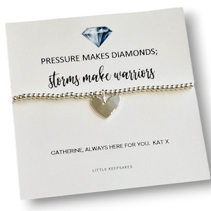 Op de afbeelding: Een witte keramische mok met een zwart handvat en de tekst "But First, Coffee" in een handschriftstijl. De mok staat op een wit oppervlak. De mok is ongeveer 10 cm hoog.