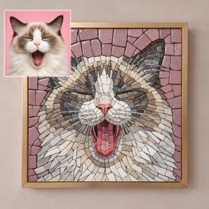Puede incluir: Una pieza de arte mural de mosaico cuadrado en un marco dorado que representa a un gato bostezando con pelaje blanco, marrón y gris sobre un fondo rosa polvoriento. Una pequeña foto insertada en la esquina superior izquierda muestra al gato original.
