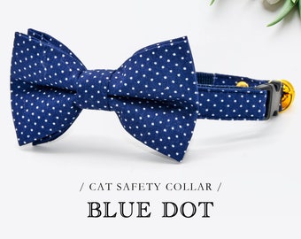 Conjunto de lazo para collar de gato, estampado de lunares azul marino, accesorios para collar de gato para bodas/cumpleaños, collar de seguridad con cierre de liberación rápida, collar para gatitos