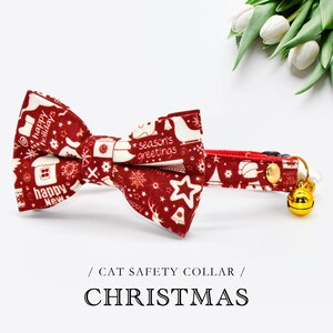 以下が含まれることがあります： クリスマス柄の赤い猫用安全首輪と蝶ネクタイ。蝶ネクタイは白い背景に赤い雪片、家、星、そして「ハッピーホリデー」と「ハッピーニューイヤー」の文字が書かれています。首輪は赤い背景に白いクリスマス柄で、金色のベルが付いています。