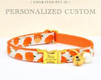Puede incluir: Collar de gato naranja y blanco con estampado, con hebilla dorada y una campana. La hebilla está grabada con el texto "Daisy 123-456-7890".