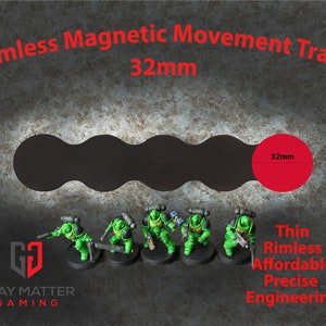 Puede incluir: Figuras en miniatura de plástico verde sobre bases negras, de pie en una bandeja de movimiento magnético negra y gris. La bandeja tiene un diámetro de 32 mm. El texto "Rimless Magnetic Movement Trays 32mm" está en la parte superior de la imagen. El texto "Thin Rimless Affordable Precise Engineering" está en el lado derecho de la imagen.