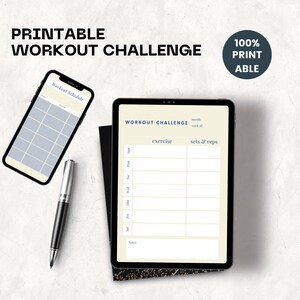 Puede incluir: Una plantilla digital de desafío de entrenamiento en una tableta y un teléfono, con un bolígrafo. La tableta muestra un programa de entrenamiento con secciones para ejercicios, series y repeticiones. El texto "PRINTABLE WORKOUT CHALLENGE" está en la parte superior.