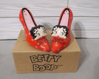 Ensemble sel et poivre Betty Boop à talons hauts et à pois