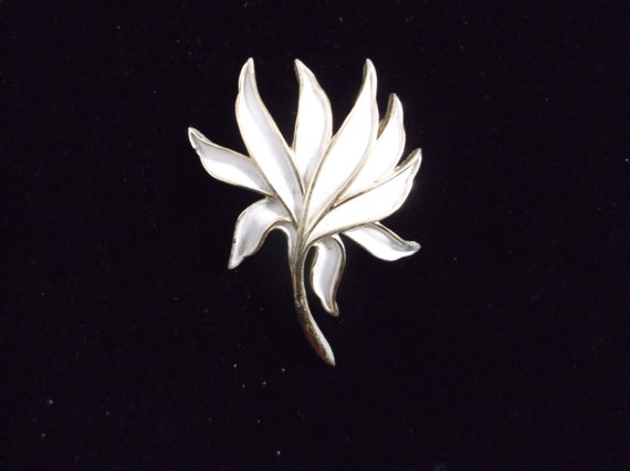 Elegant White Enamel and Silver Tone Floral Design Brooch Enamel Flowers & Plants White Fashion Brooches & Pins for  main image 3