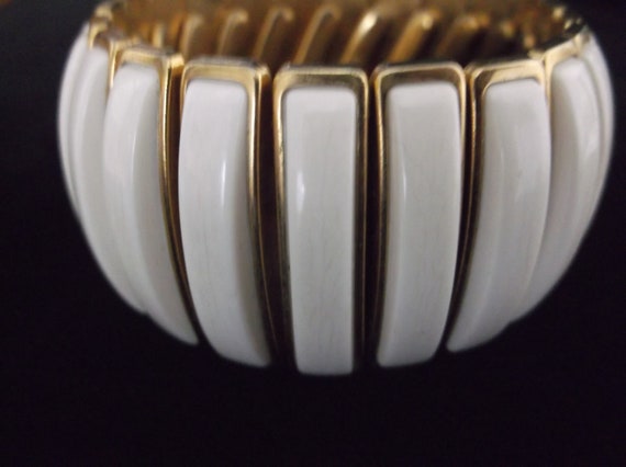 Crown Trifari White Lucite Stretch Bracelet - image 4