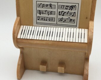Odoria Casa de Muñecas Piano Miniatura: Escala 1/12 Teclado Musical con Banco para Salón Vintage - Mini Instrumentos Musicales Marrón Mueble Odoria Casa de Muñecas Piano Miniatura: Escala 1/12 Teclado Musical con Banco para Salón Vintage - Mini Instrumentos Musicales Marrón Mueble