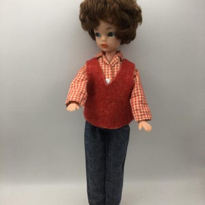 Ubranie Vintage Sindy Doll MIE Out & About z 1964 r. MIE Genuine Sindy (Ref 12S56) Koszula w kratkę i kamizelka z dekoltem w serek Ubrania Sindy Doll, Lalki dla nastolatków,