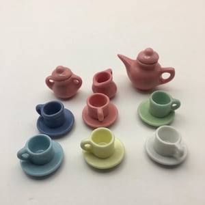 Juego de té vintage para casa de muñecas: tazas, platillos y tetera de cerámica en miniatura