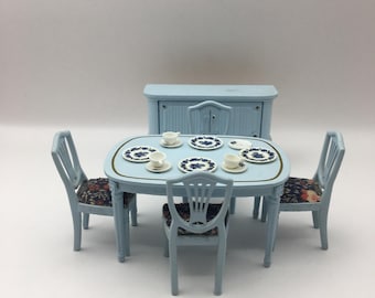 Set di mobili vintage per casa delle bambole Lundby: tavolo da pranzo, sedie e credenza anni '80.