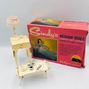 Pedigree Sindy Puppen-Nachttisch & Frühstückstablett 1968 Ref 12SA6 Scenesetter Möbel: ORIGINALVERPACKUNG