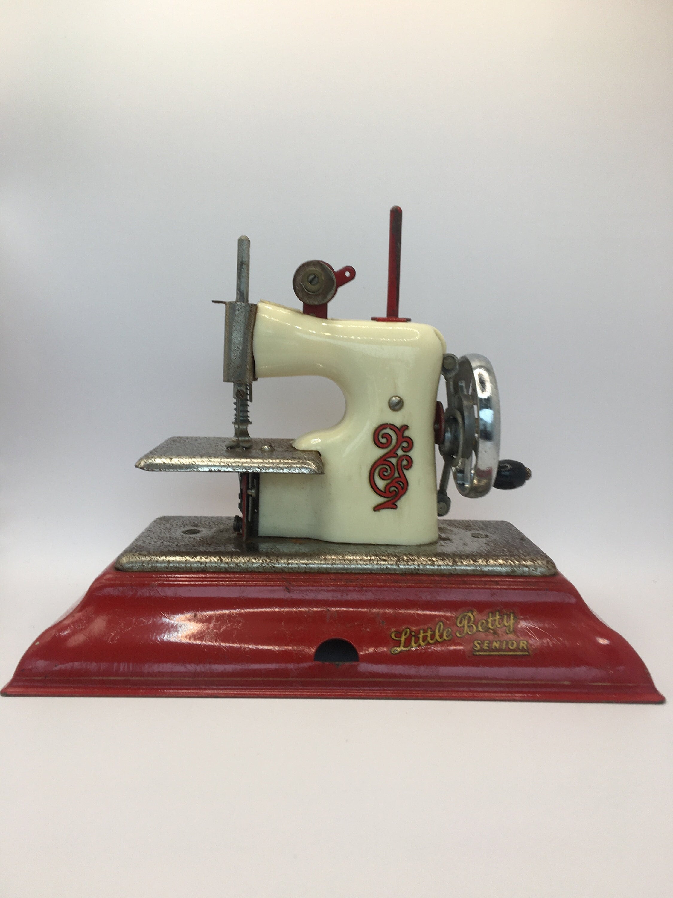 Vintage Universal Streamline Deluxe Sewingmachine 1950s Vintage Pink Sewing  Machine Model ST Deluxe Streamliner Made in Japan 