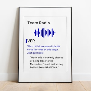 Könnte beinhalten: Ein weißer gerahmter Poster mit schwarzem Text, der "Team Radio" lautet und ein blaues Soundwellen-Symbol. Der Text unter dem Symbol lautet "VER" und enthält zwei Zitate eines Rennfahrers. Das erste Zitat lautet "Max, ich denke, wir sind in dieser Phase etwas zu nah für die Reifen. Zieh einfach zurück." Das zweite Zitat lautet "Kumpel, das ist unsere einzige Chance, der Mercedes nahe zu kommen. Ich sitze nicht einfach nur hinterher wie eine OMA."