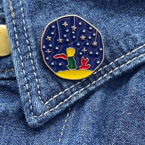 Épingle en émail Le Petit Prince - Le Petit Prince - Accessoires bleu foncé - Cadeau livre pour enfants - Déco univers ciel étoilé - Idées cadeaux