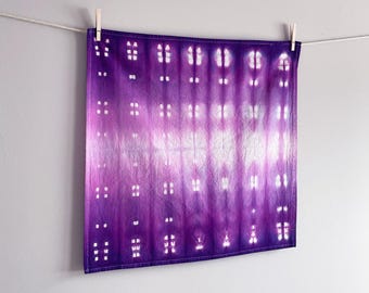 Strofinaccio da cucina in cotone biologico tinto a mano - motivo shibori sfumato viola e rosa - 68,5 cm x 68,5 cm