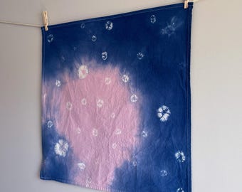 Strofinaccio da cucina in cotone biologico tinto a mano - rosa e blu indaco shibori