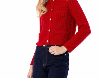 Elegant gestreept gebreid vest en trui met knopen in rood