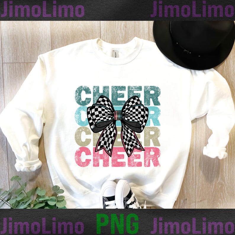 Op de afbeelding: Wit sweatshirt met een geruite strik en het woord "CHEER" herhaald in een vintage stijl met een vervaagd, gelaagd effect in blauw, groen, roze en bruin.