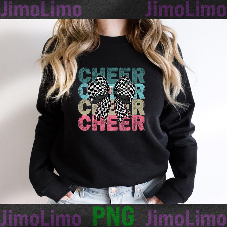 Op de afbeelding: Een zwart sweatshirt met een vintage-stijl grafische afbeelding van het woord "CHEER" dat drie keer wordt herhaald met een geruite strik in het midden. De afbeelding is in tinten blauw, roze en geel.