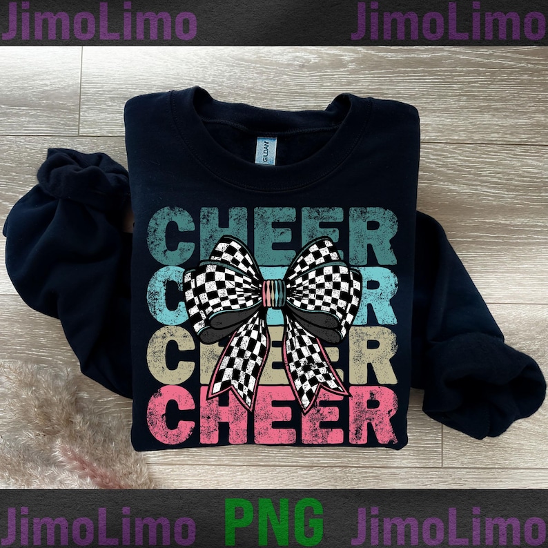 Op de afbeelding: Een marineblauw sweatshirt met een vintage ontwerp met het woord "CHEER" vier keer herhaald in verschillende kleuren. Een geruite strik is gecentreerd op het ontwerp.