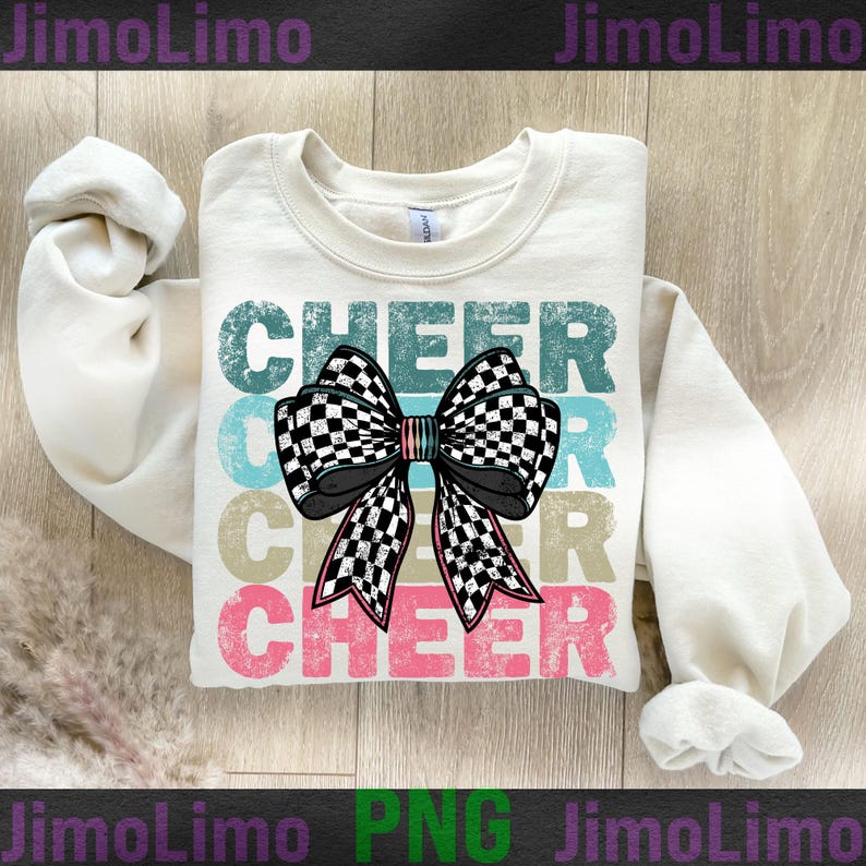 Op de afbeelding: Een wit sweatshirt met het woord "CHEER" bedrukt in een vintage stijl met een geruite strik in het midden. Het woord "CHEER" wordt drie keer herhaald in verschillende kleuren.