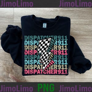 Puede incluir: Una sudadera negra con un diseño gráfico de un rayo a cuadros con el texto "DISPATCHER 911" repetido en un esquema de colores vintage.