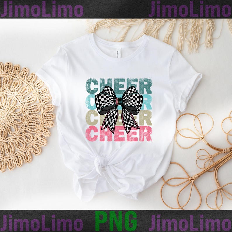 Op de afbeelding: Wit T-shirt met een geruite strik en het woord "CHEER" herhaald in een vintage stijl met een verweerd effect.