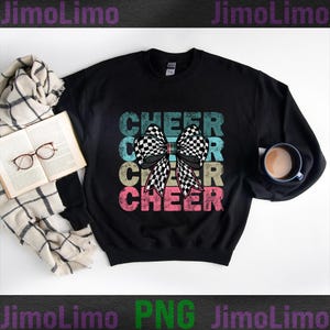 Op de afbeelding: Zwart sweatshirt met een vintage-stijl grafische afbeelding van het woord "CHEER" dat drie keer wordt herhaald met een geruite strik in het midden.