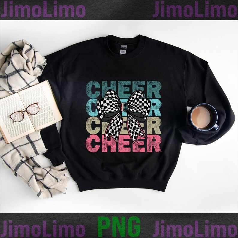 Op de afbeelding: Zwart sweatshirt met een vintage-stijl grafische afbeelding van het woord "CHEER" dat drie keer wordt herhaald met een geruite strik in het midden.