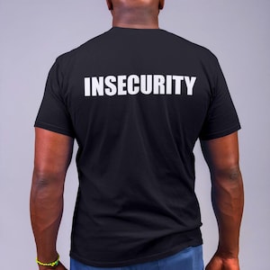 Unsicherheit T-Shirt: Konzert Staff Parodie Shirt mit Front & Back Print für Festival Introverts