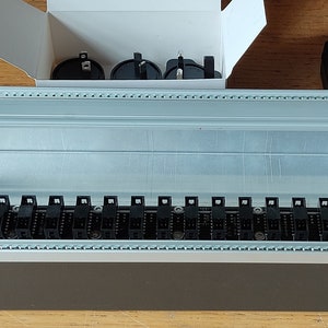 1 boitier Eurorack 3U 84HP (flanc noir et rails gris) + Alim. EOWAVE - B-STOCK